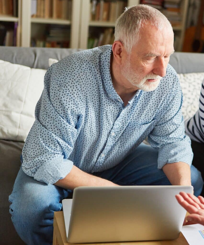 photo d'une personne devant son ordinateur